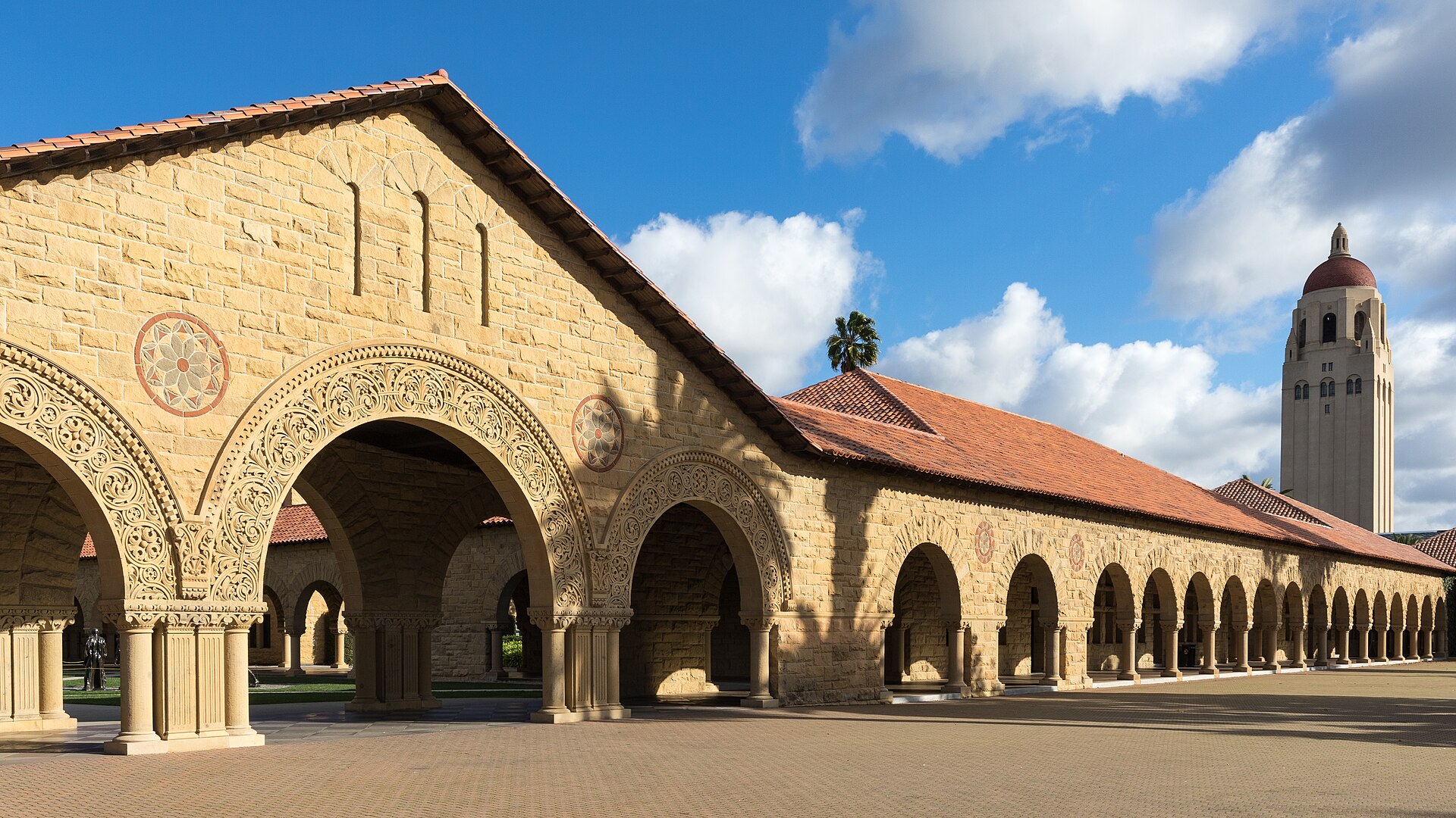 Stanford University campus in 2016. On the right the Hoover Tower; on the left the entrance to the Memorial Church.